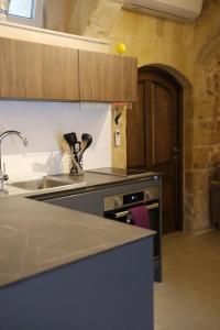 Kuchyň nebo kuchyňský kout v ubytování Authentic 1BR House of character in Gozo by 360 Estates