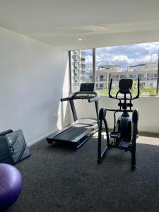 Fitness centrum a/nebo fitness zařízení v ubytování Maroochydore Rise on Sixth