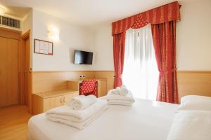 Postel nebo postele na pokoji v ubytování Club Hotel e Residence La Vela + 37 fotografií