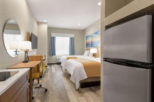 Postel nebo postele na pokoji v ubytování Days Inn & Suites by Wyndham Greater Tomball