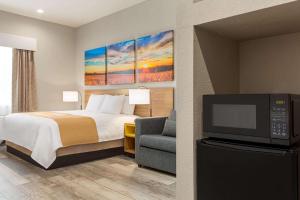 Postel nebo postele na pokoji v ubytování Days Inn & Suites by Wyndham Greater Tomball