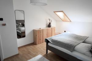 Postel nebo postele na pokoji v ubytování Ferienhaus Flying Roots Wackersberg