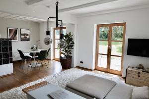 TV a/nebo společenská místnost v ubytování Ferienhaus Flying Roots Wackersberg