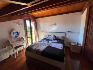 een slaapkamer met een groot bed in een kamer bij La Cardosa in Comillas