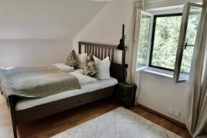 Postel nebo postele na pokoji v ubytování Ferienhaus Flying Roots Wackersberg