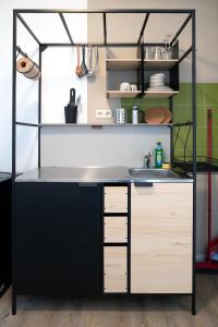 una cucina con piano di lavoro in bianco e nero di Pension Seeblick a Barth Altre 14 foto