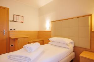 Łóżko lub łóżka w pokoju w obiekcie Club Hotel e Residence La Vela