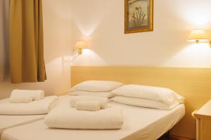 Łóżko lub łóżka w pokoju w obiekcie Club Hotel e Residence La Vela