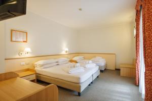 Łóżko lub łóżka w pokoju w obiekcie Club Hotel e Residence La Vela