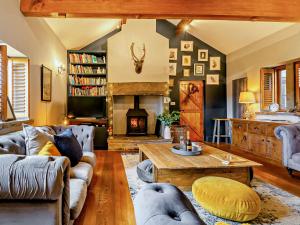 Posezení v ubytování 4 Bed in Marsden 94015