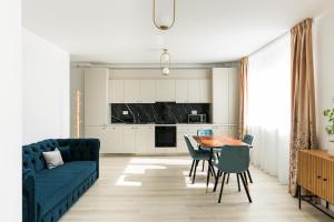 比斯特里察Thirty Six Apartment的客厅里有一张蓝色的沙发和一张桌子