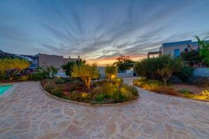 Vonkajšia záhrada v ubytovaní Poseidonia Syros cozy house