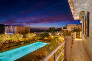 Bazén v ubytování Poseidonia Syros cozy house nebo v jeho okolí + 37 fotografií