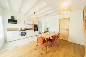 a kitchen and dining room with a table and chairs at Escapade en Val de Saône T4 familial & jardin in Thoissey