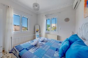 Postel nebo postele na pokoji v ubytování Poseidonia Syros cozy house