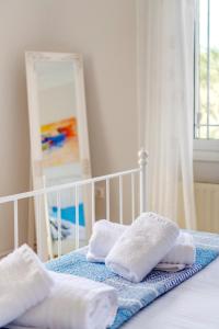 Postel nebo postele na pokoji v ubytování Poseidonia Syros cozy house