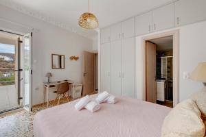 Postel nebo postele na pokoji v ubytování Poseidonia Syros cozy house