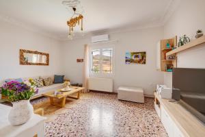 TV a/nebo společenská místnost v ubytování Poseidonia Syros cozy house
