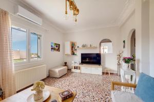 TV a/nebo společenská místnost v ubytování Poseidonia Syros cozy house