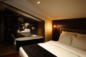 Letto o letti in una camera di Adler Hotel
