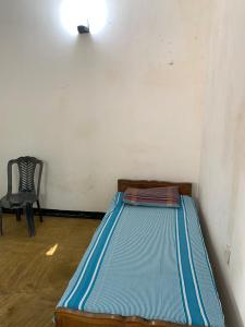 Giường trong phòng chung tại Negombo, holiday house