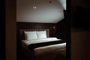 Letto o letti in una camera di Adler Hotel