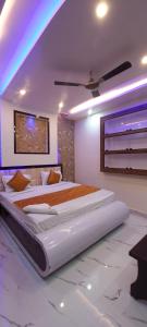 奥拉奇哈Hotel Siyaram Palace的带两张床和吊扇的卧室