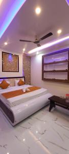 奥拉奇哈Hotel Siyaram Palace的一间带大床和窗户的卧室