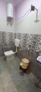 奥拉奇哈Hotel Siyaram Palace的带马桶和水槽的浴室