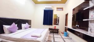 Hotel Siyaram Palace客房内的一张或多张床位