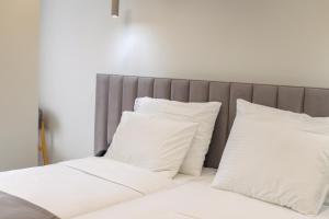 Letto o letti in una camera di Adler Hotel