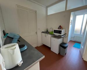 Kuchyň nebo kuchyňský kout v ubytování Appart'hôtel et chambres Lens