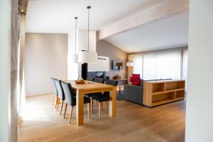 上施陶芬贺池格拉度假屋的一间带桌椅的餐厅和客厅