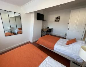 Postel nebo postele na pokoji v ubytování Appart'hôtel et chambres Lens