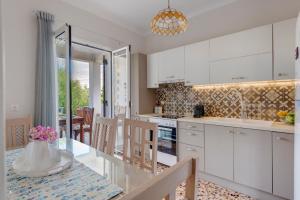 Kuchyň nebo kuchyňský kout v ubytování Poseidonia Syros cozy house