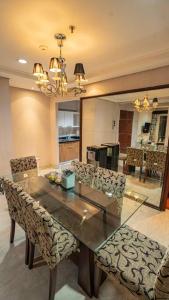 Kuchyň nebo kuchyňský kout v ubytování Trivana Pool View 3BR Senayan