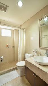 Koupelna v ubytování Trivana Pool View 3BR Senayan