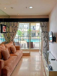 Posezení v ubytování Trivana Pool View 3BR Senayan