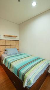 Postel nebo postele na pokoji v ubytování Trivana Pool View 3BR Senayan