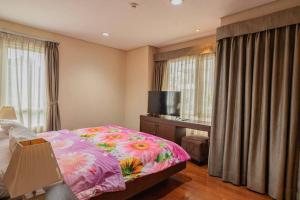 Postel nebo postele na pokoji v ubytování Trivana Pool View 3BR Senayan