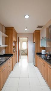 Kuchyň nebo kuchyňský kout v ubytování Trivana Pool View 3BR Senayan