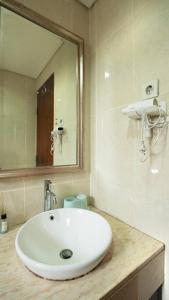 Koupelna v ubytování Trivana Pool View 3BR Senayan