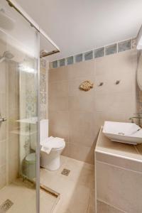 Koupelna v ubytování Poseidonia Syros cozy house