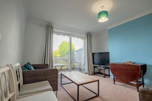 a living room with a couch and a television at Host & Stay - Lechlade in Birmingham