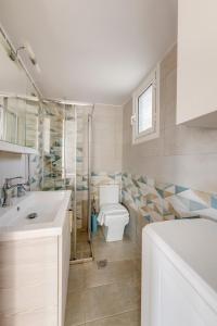 Koupelna v ubytování Poseidonia Syros cozy house