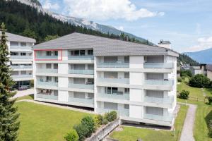 un immeuble d'appartements avec une montagne en arrière-plan dans l'établissement LAAX Homes - Haus Ner B 29, à Flims