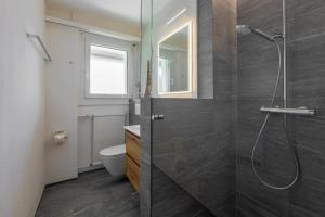 une salle de bain avec douche et toilettes dans l'établissement LAAX Homes - Haus Ner B 29, à Flims 4 autres photos