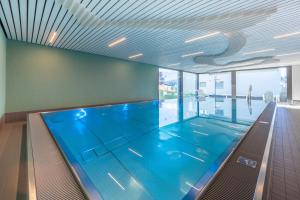 une grande piscine dans un immeuble dans l'établissement LAAX Homes - Haus Ner B 29, à Flims