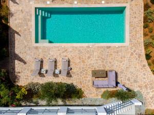 Bazén v ubytování Poseidonia Syros cozy house nebo v jeho okolí