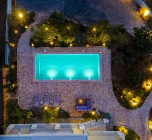 Bazén v ubytování Poseidonia Syros cozy house nebo v jeho okolí